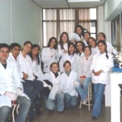 Noelia Nickets, año 2006. Laboratorio de Bioquímica, estudiantes de 5to año de la carrera de Bioquímica. Sede Comodoro Rivadavia
