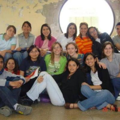 Noelia Nickets, año 2006. En el pasillo de Naturales, a aquellos años felices! Hermosos compañeros hoy colegas. Sede Comodoro Rivadavia