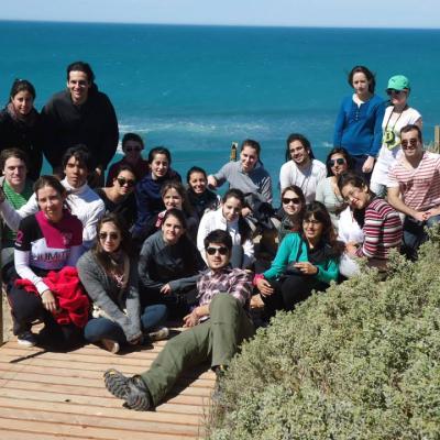Julia Oviedo, mirador de Caleta Valdés, año 2013. La actividad surgió por el entusiasmo de los propios estudiantes por el sólo afán de zambullirse en la naturaleza. Sede Trelew