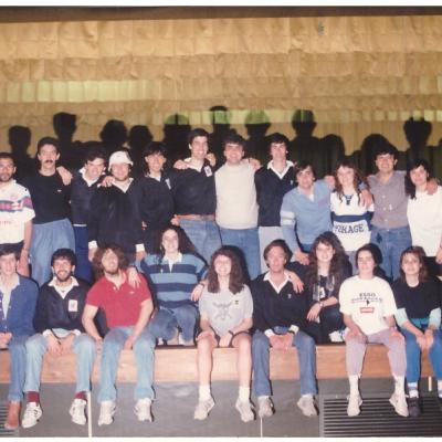 Osvaldo Kuhn; Daniel Caneo. Setiembre de 1990. Semana del estudiante. Algunos de los integrantes de Cots sumaré con algunos de los poliglotas de krakovia en el Aula Magna. Sede Comodoro Rivadavia